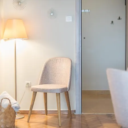 Apartment Supreme With Balcony By Cloudkeys